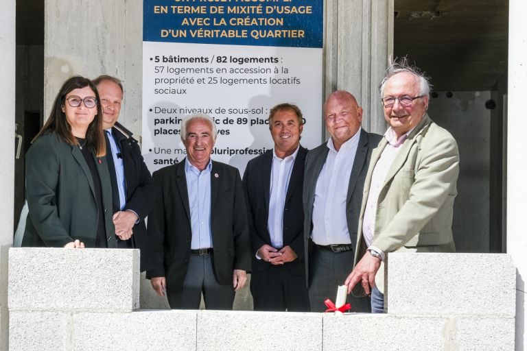Emmanuel Faurie, Président de PRIMALP, Franck Neufinck, Directeur de la gestion locative chez HALPADES, Antoine Armand, Député, Marcel Cattanéo, représentant du Conseil Départemental Jean-Francois Hou, Directeur Départemental des Territoires et Pierre Bibollet, Maire de Thônes se sont réunis sur le site, avenue Jean-Jacques Rousseau, pour présenter une opération immobilière ambitieuse, mêlant respect du patrimoine et innovation urbaine